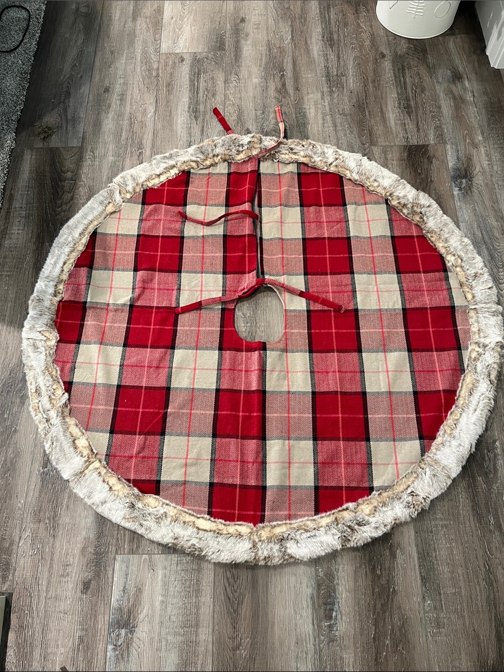 NEW Pier 1 Red and Tan Plaid 52” Tree Skirt with Faux Fur Trim
